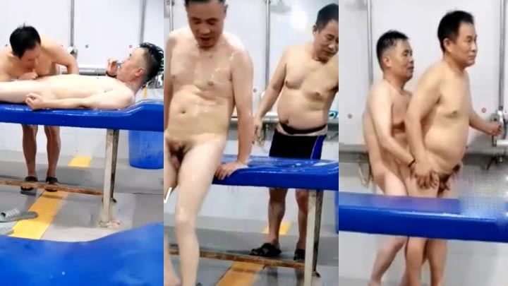 偷拍浴室搓澡叔口交中年被草（12）